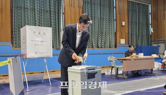 국민의힘 김태흠 충남도지사 후보가 3일 오전 충남 보령시 웅천초등학교 제2투표소에서 투표함에 투표용지를 넣고 있다. = 오영태 기자