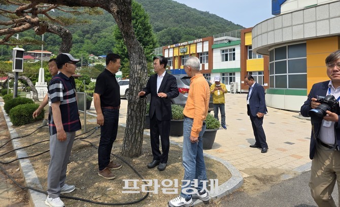 국민의힘 김태흠 충남도지사 후보가 3일 오전 충남 보령시 웅천초등학교 제2투표소에서 투표 후 고향 지인들과 담소를 나누고 있다. = 오영태 기자