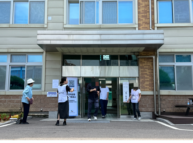 3일 경기도 안양시 동안구 인덕원중학교에 마련된 인덕원 제2투표소에서 유권자들이 투표하고 있다. = 김우람 기자