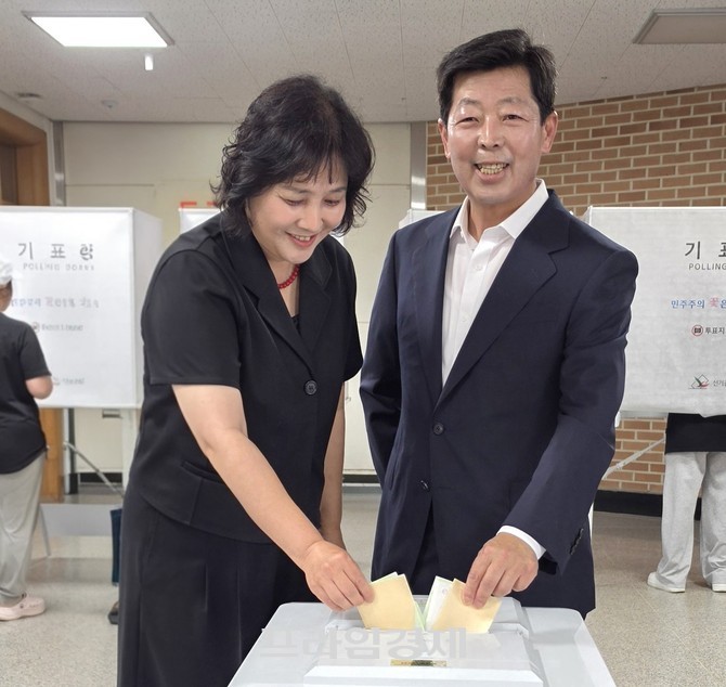 6·3 지방선거 본투표가 실시된 3일, 국민의힘 박정주 홍성군수 후보가 투표소를 찾아 한 표를 행사했다. =오영태 기자