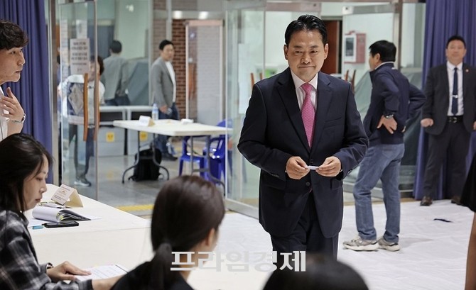 보령시 대천여고 투표소에서 직접 투표하고 있는 국민의힘 당대표 장동혁. ⓒ 프라임경제