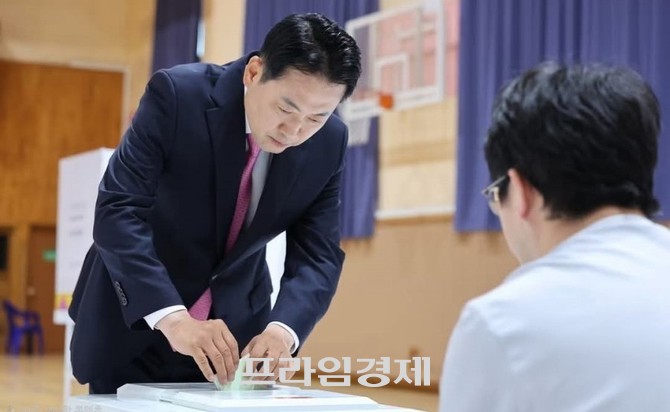 보령시 대천여고 투표소에서 직접 투표하고 있는 국민의힘 당대표 장동혁. ⓒ 프라임경제