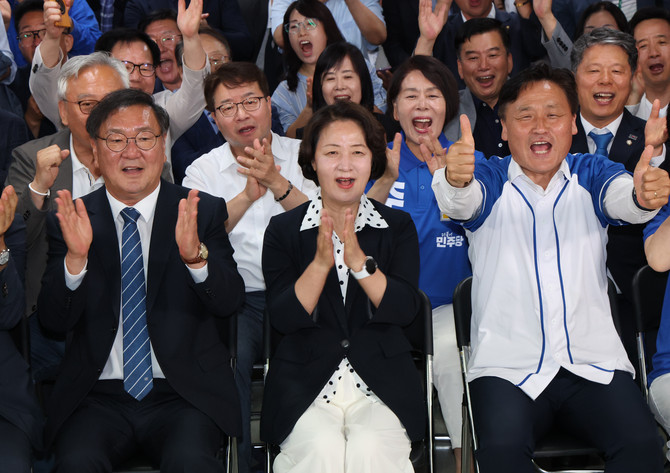 추미애 더불어민주당 경기도지사 후보가 3일 선거 상황실에서 지지자들과 함께 개표 상황을 지켜보고 있다. ⓒ 연합뉴스
