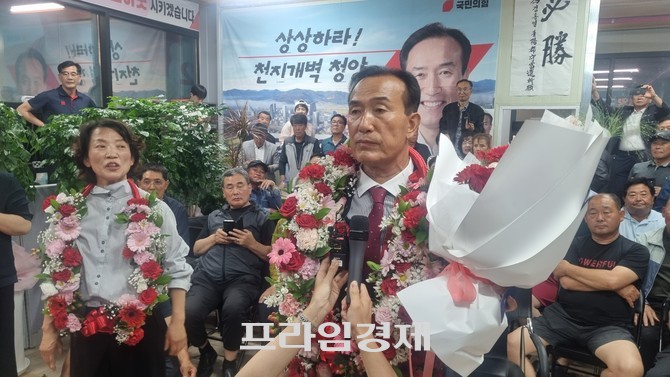 6·3 지방선거에서 청양군수에 당선된 김홍열 당선인이 군민들의 선택에 감사를 표하고 있다. = 오영태 기자