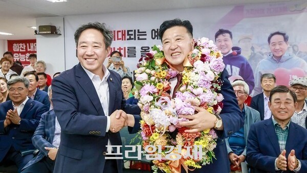 예산군민으로부터 재신임을 받은 최재구 후보가 제9회 전국동시지방선거 예산군수 선거에서 당선을 확정한 뒤 지지자들에게 인사하며 민선 9기 군정의 새로운 출발을 알리고 있다. ⓒ 최재구 선거캠프 제공