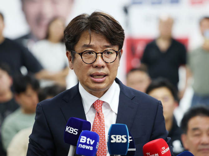 유의동 후보가 당선 소감을 밝히고 있다. ⓒ 연합뉴스