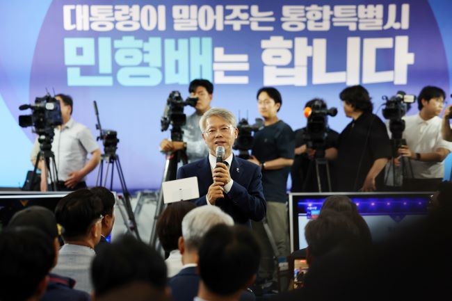 더불어민주당 민형배 전남광주통합특별시장 후보가 3일 오후 광주 서구 마륵동에 있는 선거사무소에서 당선이 유력하자 소감을 지지자들에게 전하고 있다. ⓒ 연합뉴스