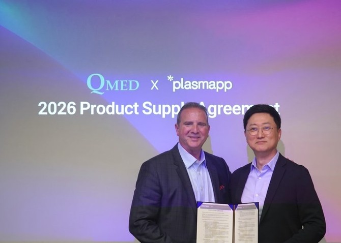 이윤철 플라즈맵 대표이사(오른쪽)가 Manny Aguero QMED Master Distribution 공동 설립자와 공급계약을 체결하고 있다. ⓒ 플라즈맵