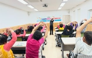 통영시치매안심센터 '도서지역 찾아가는 치매예방교실'을 개최하고 있다. ⓒ 통영시
