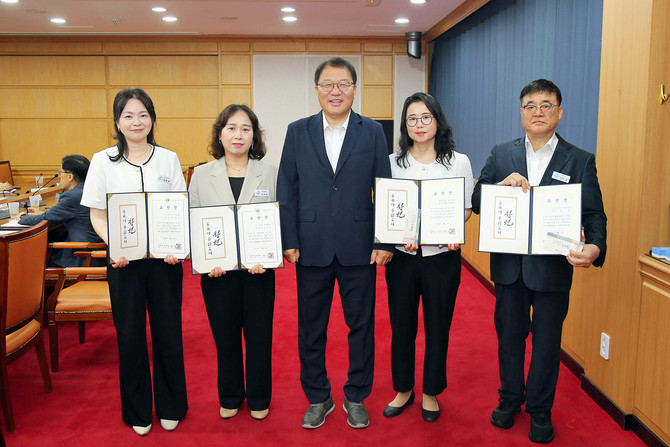 창원시가 시청 시정회의실에서 5월 이달의 우수공무원 표창 수여식을 열고 4개 팀에게 표창장을 수여하고 기념촬영을 하고 있다. ⓒ 창원시