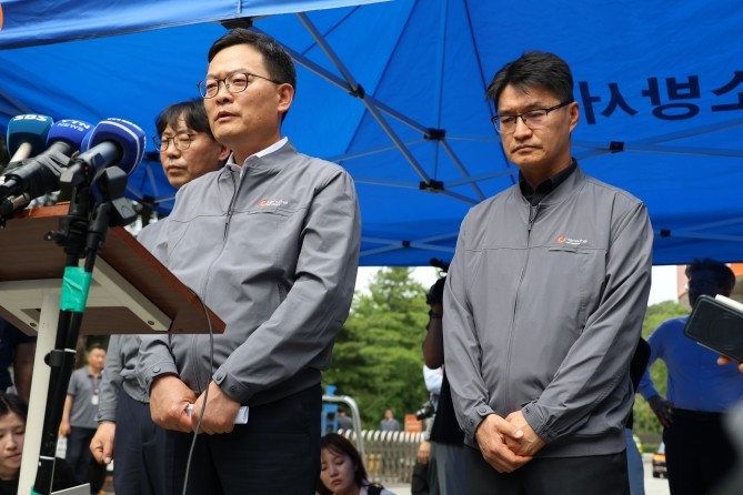 지난 1일 오전 대전 유성구 외삼동 한화에어로스페이스 대전 사업장에서 폭발 사고가 나 정문 앞이 통제 중인 가운데, 이날 오후 정문 앞에 도착한 손재일 한화에어로스페이스 대표이사(가운데)가 언론 브리핑을 통해 입장을 밝히고 있다. ⓒ 연합뉴스