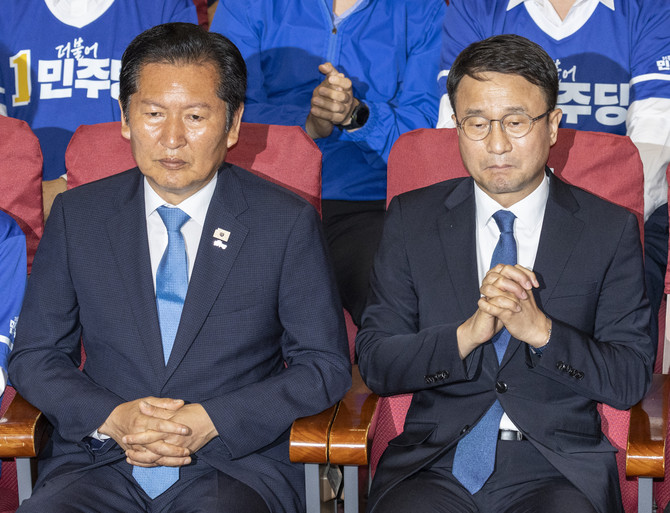 출구조사 지켜보는 정청래 당대표·한병도 원내대표. ⓒ 연합뉴스