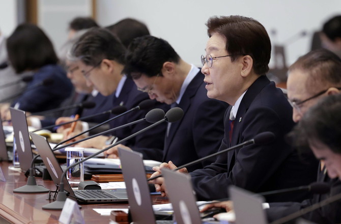 이재명 대통령이 4일 청와대에서 열린 수석보좌관회의에서 발언하고 있다. ⓒ 연합뉴스