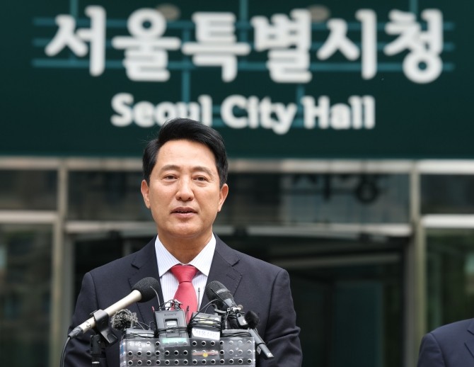 오세훈 당선자가 4일 서울시청으로 들어가기 전 인사말을 하고 있다. Ⓒ 연합뉴스