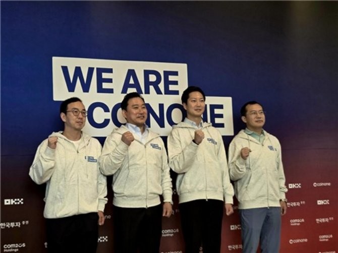(왼쪽부터) 송병준 컴투스홀딩스 의장, 김성환 한국투자증권 대표이사, 차명훈 코인원 최고경영자(CEO), 스타 쉬 OKX CEO가 4일 서울 영등포구 코인원 본사에서 열린 기자간담회에서 기념촬영을 하고 있다. ⓒ 연합뉴스