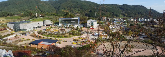 합천군이 도예체험관 1층 다도체험실에서 차 문화의 아름다움과 예절을 체험할 수 있는 '다도체험 프로그램'을 실시하는 대장경테마파크 전경. ⓒ 합천군