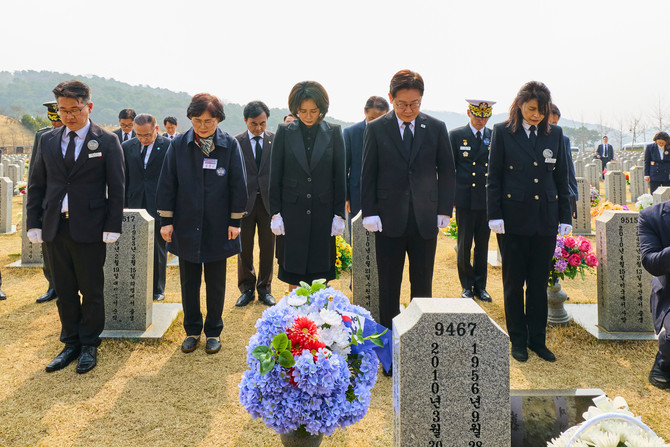 이재명 대통령과 김혜경 여사가 지난 3월27일 대전 유성구 국립대전현충원에서 열린 제11회 서해수호의 날 기념식에 앞서 전사자 묘역을 찾아 참전 장병의 묘소를 참배하고 있다. ⓒ 청와대