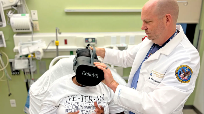 미국 보훈병원에서 의료진의 주도하에 VR(가상현실) 노출 치료를 받고 있는 퇴역 군인. ⓒ VA News