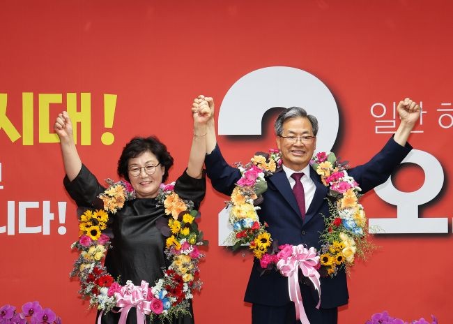 당선를 축하하는 지지자들이 건넨 꽃 목걸이를 걸고 배우자와 함께 당선 축하 인사를 하고 있는 오도창 영양군수 당선자. ⓒ 오도창 캠프