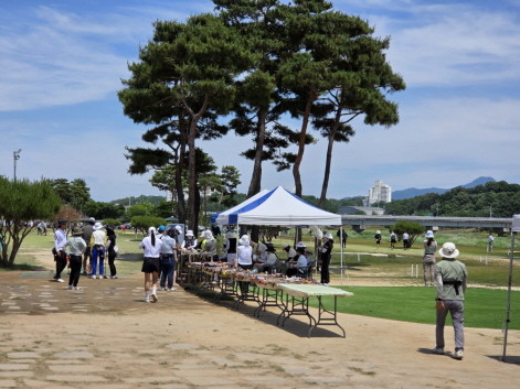 한천파크골프장 출발선에 배치된 파크골프 클럽. ⓒ 프라임경제