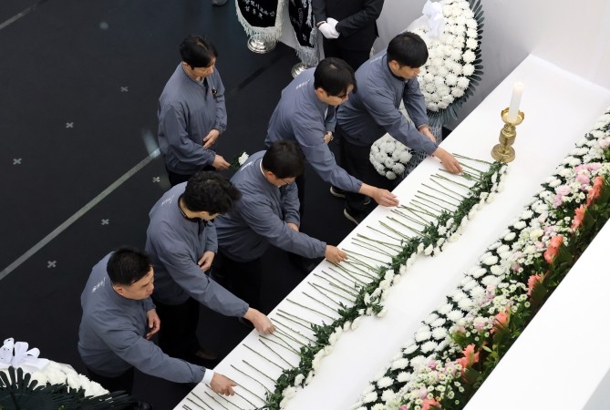 대전 유성구 한화에어로스페이스 대전사업장 폭발 사고 희생자 합동분향소가 5일 오전 유성구청에 마련된 가운데 한화에어로스페이스 임직원들이 이날 오전 합동분향소를 찾아 헌화하고 있다. ⓒ 연합뉴스