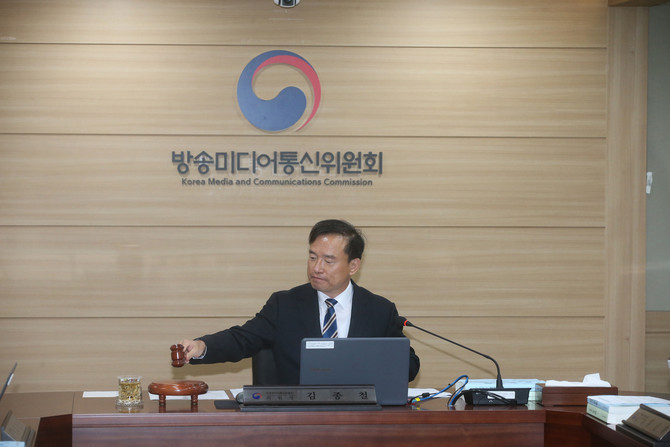 김종철 방미통위원장이 제15차 전체회의를 주재하고 있다. ⓒ 방송미디어통신위원회