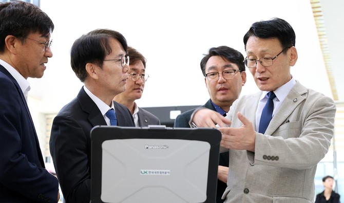홍종완 행정부지사가 5일 천안 독립기념관에서 열린 제49회 지적의 날 기념행사에서 지적·공간정보 관계자들과 함께 최첨단 측량 장비를 점검하며 운영 현황에 대한 설명을 듣고 있다. ⓒ 프라임경제