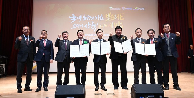 셀트리온 투자협약 체결식을 개최 후 기념촬영을 하고 있다. ⓒ 예산군