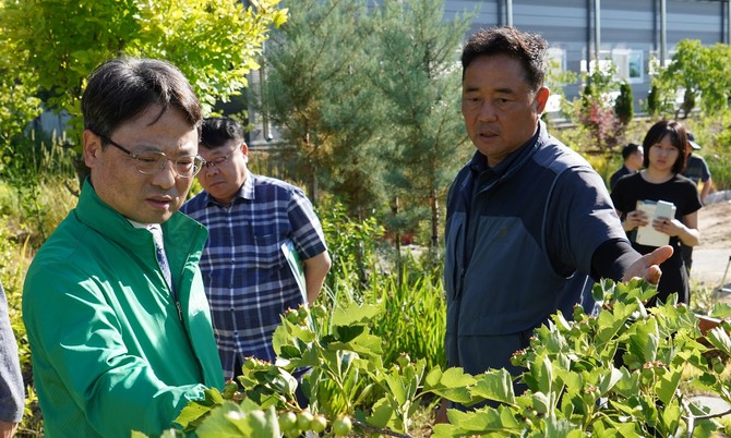 박은식 산림청장(왼쪽 첫번째)이 5일 세종특별자치시 장군면 산림신품종 재배단지를 방문해 운영 현황을 점검하고 관계자들과 의견을 나누고 있다. ⓒ 산림청