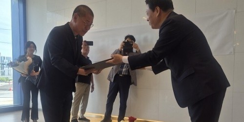 박성현 광양시장 당선인(오른쪽)이 선거대책위원회 해단식에서 선거운동 기간 내내 '1만 배'를 올리며 헌신한 박형규 운동원에게 당선증을 전달하고 있다. ⓒ 당선인사무실