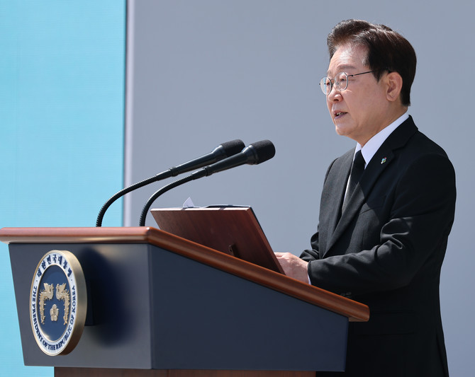 이재명 대통령이 6일 서울 동작구 국립서울현충원에서 열린 제71회 현충일 추념식에서 추념사를 하고 있다. ⓒ 연합뉴스