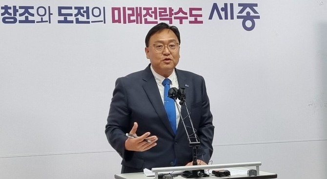 지난 4일 세종시청 브리핑룸에서 기자회견을 열고 기자들 질문의에 답변하고 있는 조상호 세종시장 당선자. ⓒ프라임경제