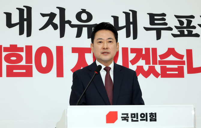 국민의힘 장동혁 대표가 7일 국회에서 6·3 지방선거에서 불거진 투표용지 부족 사태와 관련한 기자회견을 열고 있다. ⓒ 연합뉴스