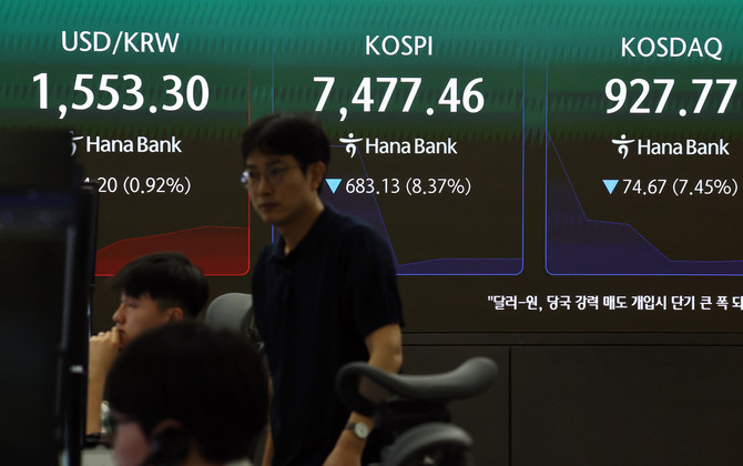 급락장에 코스피 서킷 브레이커가 발동된 8일 서울 하나은행 본점 딜링룸에서 딜러들이 업무를 보고 있다. ⓒ 연합뉴스