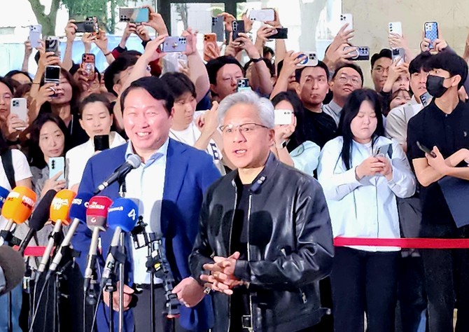 젠슨 황(오른쪽) 엔비디아 최고경영자(CEO), 최태원 SK그룹 회장이 8일 서울 종로구 SK서린빌딩에서 협력 방안을 발표하고 있다. = 박지혜 기자