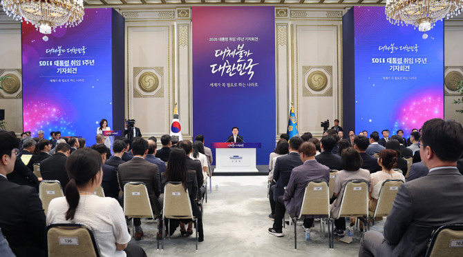 이 대통령은 8일 청와대 영빈관에서 '대체불가 대한민국'을 슬로건으로 한 취임 1주년 기자회견을 주재했다. ⓒ 연합뉴스