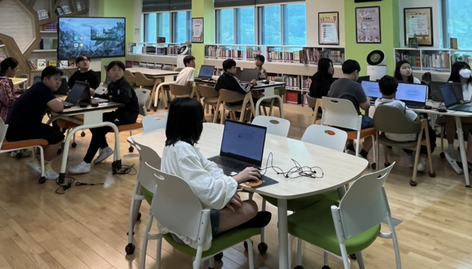 지난 5월29일 충남 보령시 송학초등학교를 찾아 5·6학년 학생들을 대상으로 'AI를 활용한 교육을 실시하고 있다. ⓒ 보령발전본부