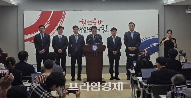 박수현 당선인이 8일 충남도청 프레스센터에서 기자회견을 열고 준비위원회 주요 인선과 운영 방향을 발표하고 있다. =오영태 기자
