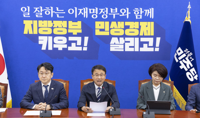 한병도 더불어민주당 원내대표가 9일 국회 원내대표회의실에서 열린 원내대책회의에서 6·3 지방선거 투표용지 부족 사태와 관련해 발언하고 있다. ⓒ 연합뉴스
