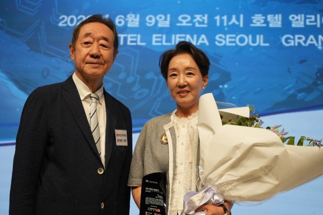 2026 대한민국 글로벌리더 시상식에서 교육혁신 부문 수상자로 선정돼 수상한 이채영 대경대학교 총장(오른쪽). ⓒ 대경대학교