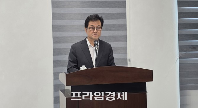 엄승용 보령시장 당선인이 9일 보령시 누리보듬센터에서 기자회견을 열고 있다. =오영태 기자