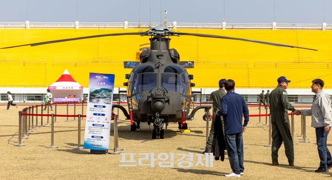 지난 3월 2026 논산딸기축제 공설운동장에 아파치 헬기 모습. =오영태 기자