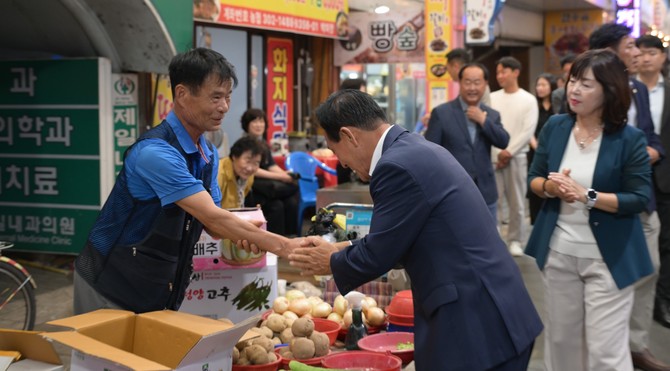 백성현 논산시장이 지난 8일 논산화지중앙시장을 방문해 상인을 만나 손을 잡고 감사의 뜻을 전하고 있다. ⓒ 논산시