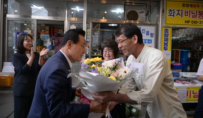 백성현 논산시장이 지난 8일 논산화지중앙시장을 방문해 상인을 만나 손을 잡고 감사의 뜻을 전하고 있다. ⓒ 논산시