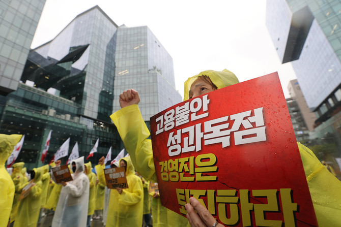 전국화학섬유식품산업노동조합 카카오지회 조합원들이 지난달 20일 경기도 성남시 판교역 광장에서 '2026 임단협 승리 결의대회'를 열고 구호를 외치고 있다. ⓒ 연합뉴스