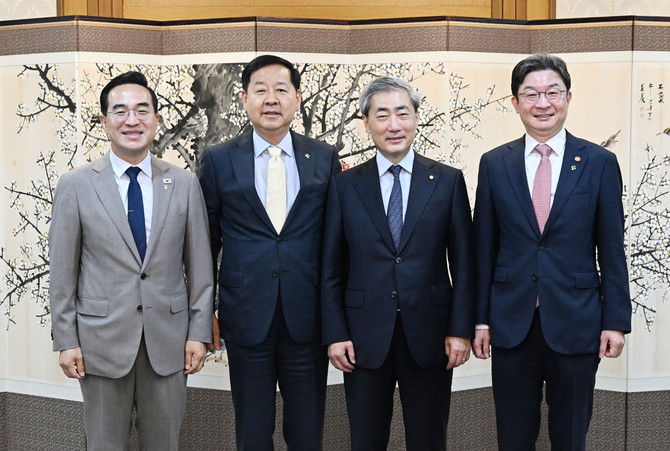 왼쪽부터 박홍근 기획예산처 장관, 구윤철 부총리, 신현송 한국은행 총재, 이억원 금융위원장. © 재정경제부