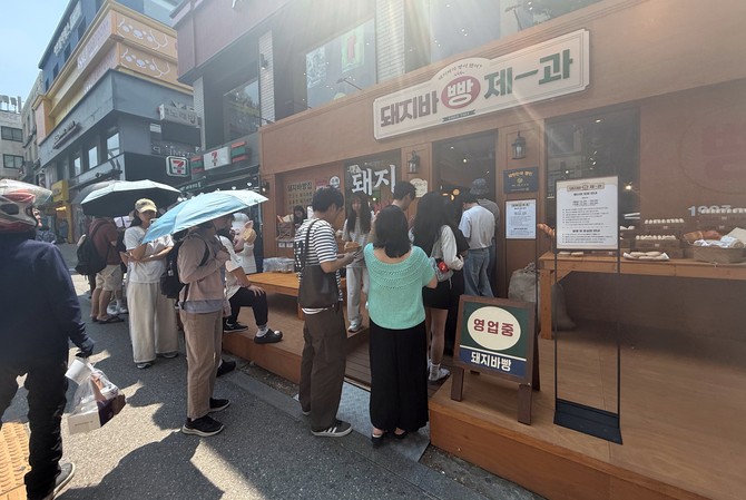 10일 오후 2시께 돼지바 빵집 팝업스토어 입구 모습. =이인영 기자