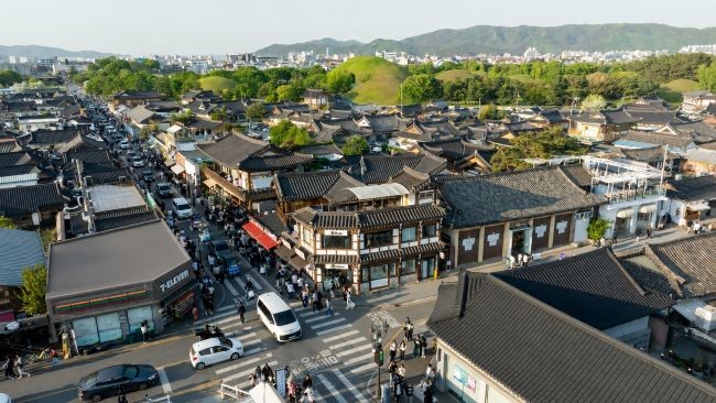황리단길과 대릉원 일대를 찾은 관광객들이 경주의 역사문화유산과 다양한 먹거리·관광 콘텐츠를 즐기고 있다. ⓒ 경주시