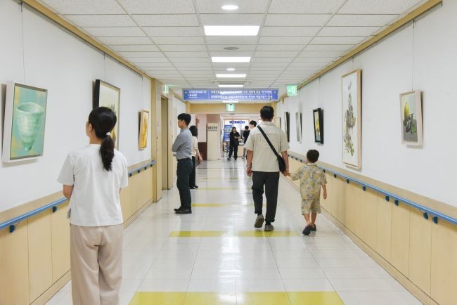 내원객들이 대구동산병원에 설치된 미술작품들을 감상하고 있다. ⓒ 계명대 대구동산병원