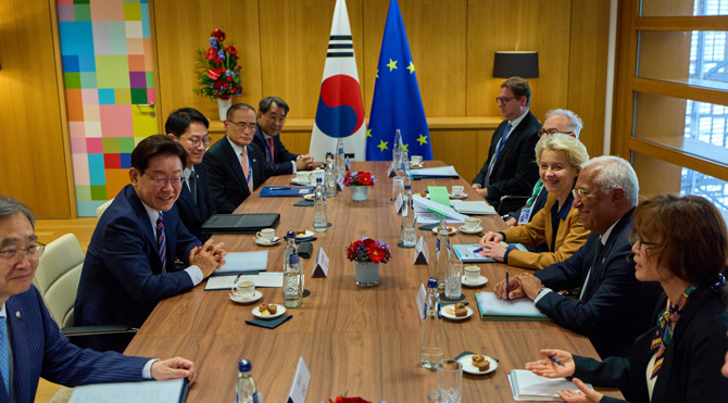 이 대통령은 10일(현지시간) 벨기에 브뤼셀 EU이사회 본부에서 EU 관계자들과 소인수회담을 진행했다. ⓒ 연합뉴스